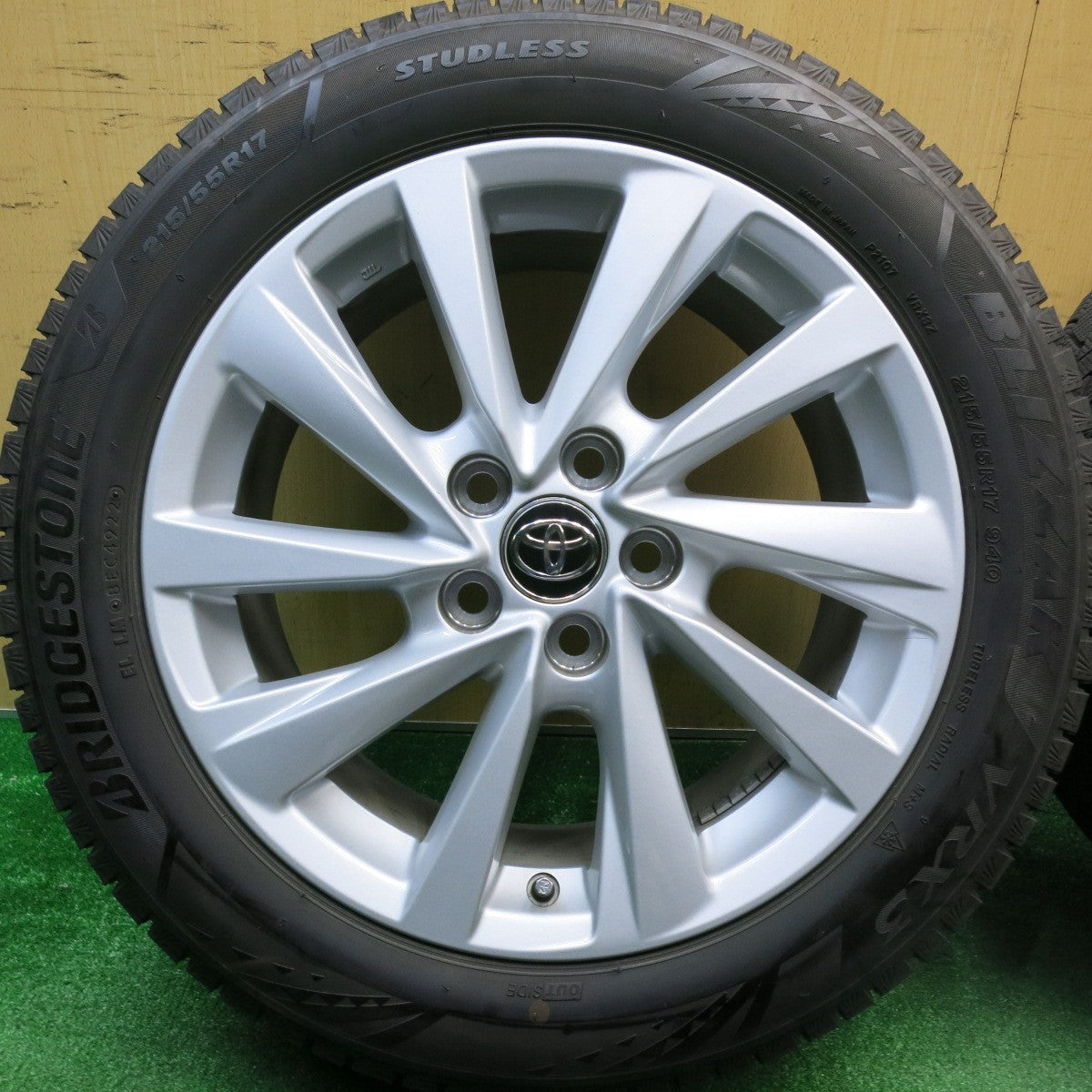 バリ溝！22年！9.5分★トヨタ 70系 カムリ 純正 215/55R17 スタッドレス ブリヂストン ブリザック VRX3 17インチ PCD114.3/5H★5121811HAス