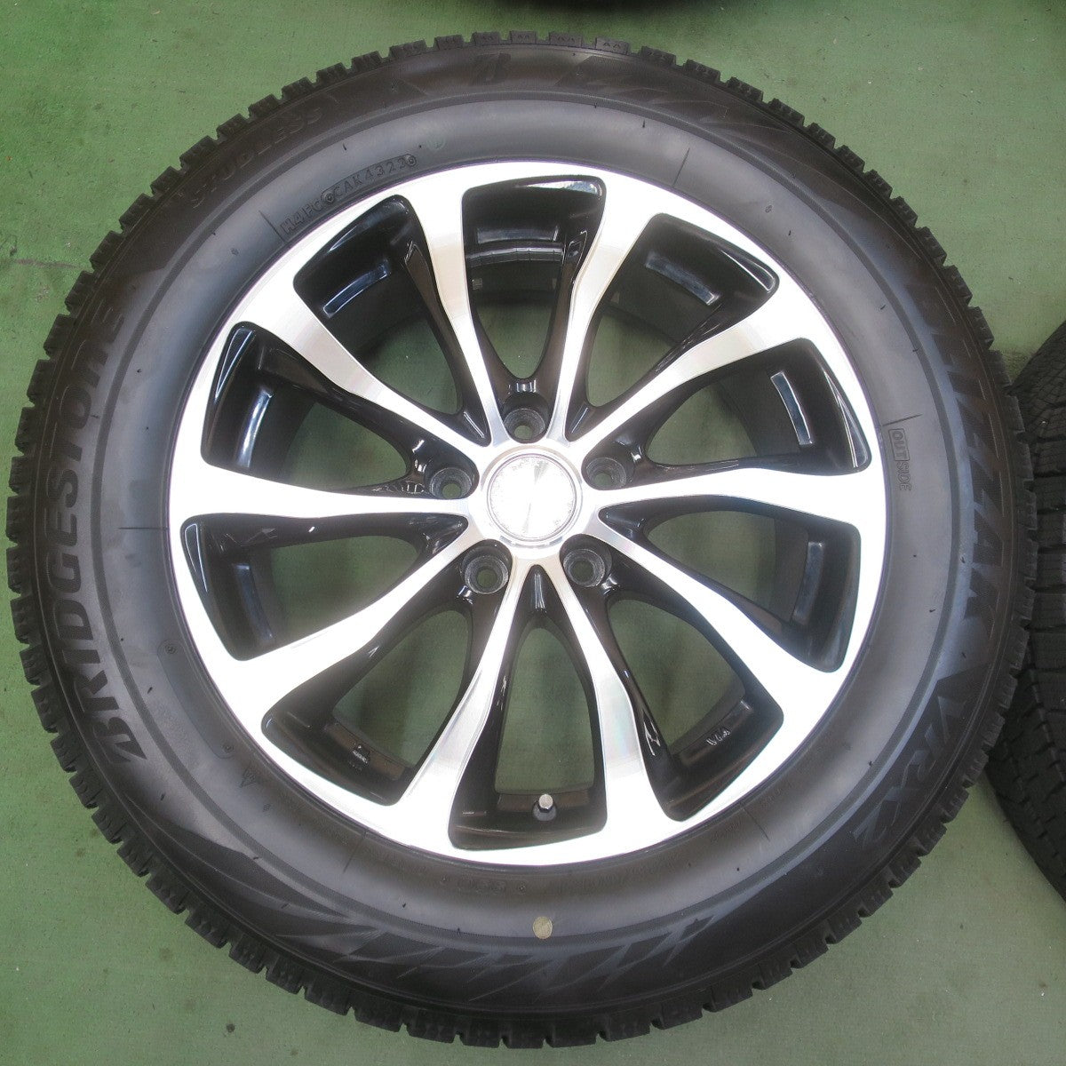 バリ溝！23年！キレイ！9.5分以上◎スタッドレス 225/60R17 ブリヂストン ブリザック VRX2 BALMINUM バルミナ 17インチ PCD114.3/5H◎6061205イス