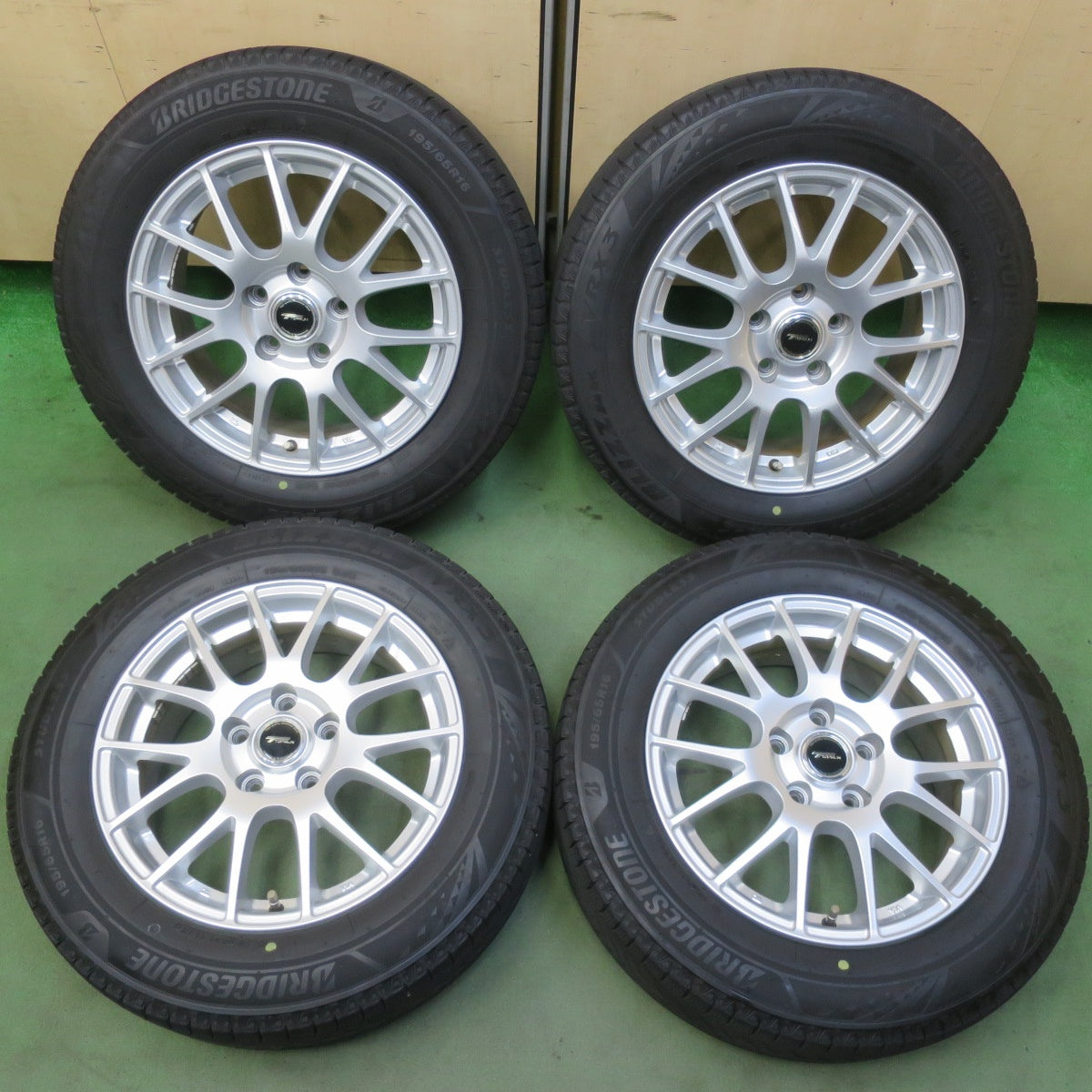 キレイ！22年◎スタッドレス 195/65R16 ブリヂストン ブリザック VRX3 TOPRUN トップラン 16インチ PCD114.3/5H◎6080605イス