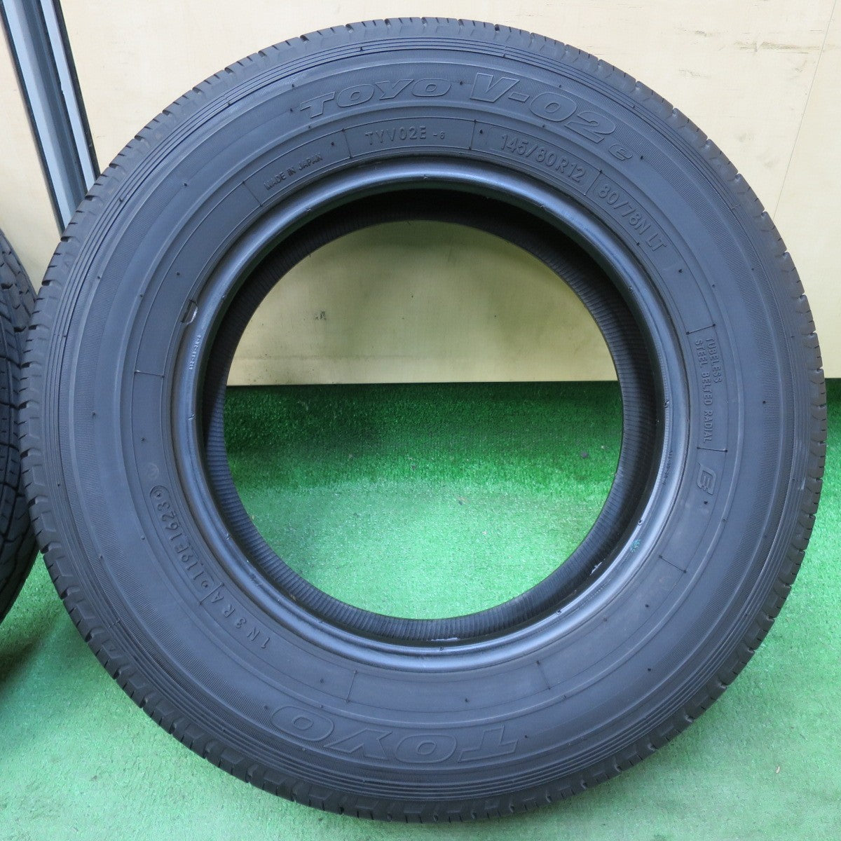 [送料無料] バリ溝！23年！8.5分★軽 トラック バン 145/80R12 80/78N トーヨー V-02e タイヤ 12インチ★5022802イノタ