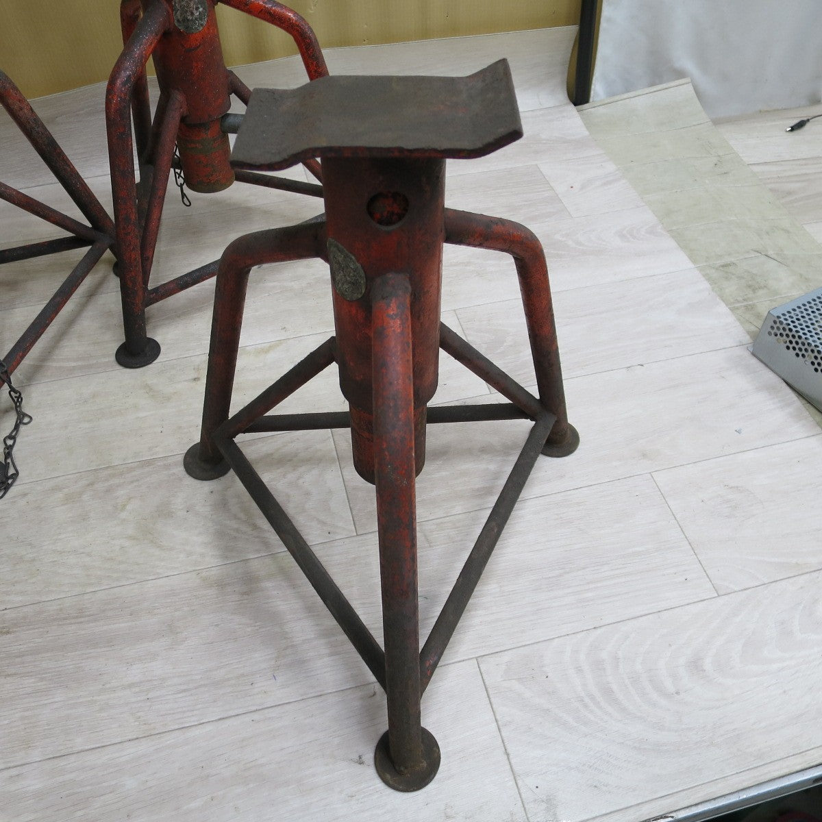 [送料無料] 4点まとめ売り◆馬 ジャッキ ウマ うま ジャッキ  メーカー 型式 不明 工具 ジャッキスタンド 自動車整備 車検 タイヤ交換 等に 現状品◆