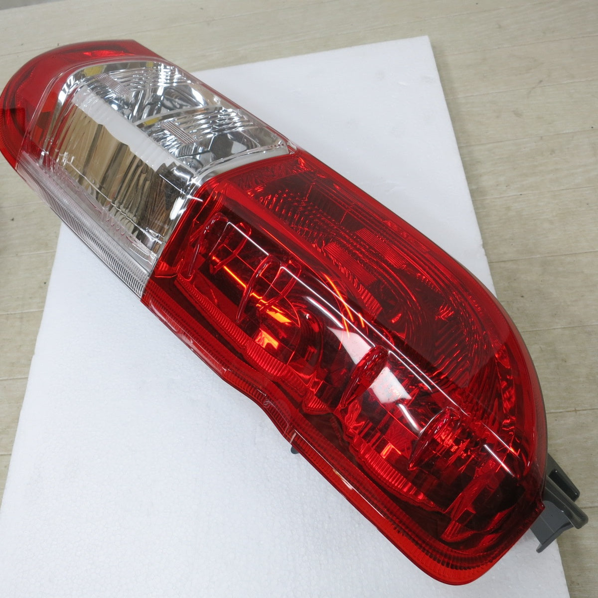 ハイエース　トヨタ純正　テールランプ　7型新車外し ハイエース 【Eマーク取得】トヨタ 純正 タイプ テールライト