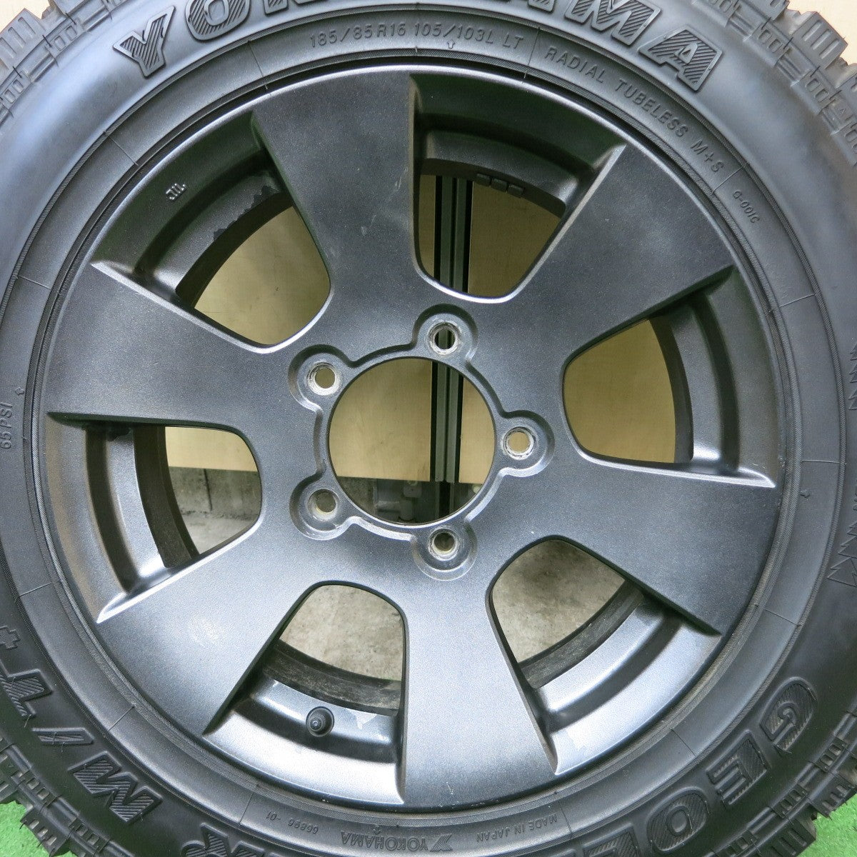 タイヤほぼ未使用！1本★スズキ JB23 ジムニー 純正 185/85R16 105/103L ヨコハマ ジオランダー M/T+ 16インチ スペア PCD139.7/5H★5052802ナノ