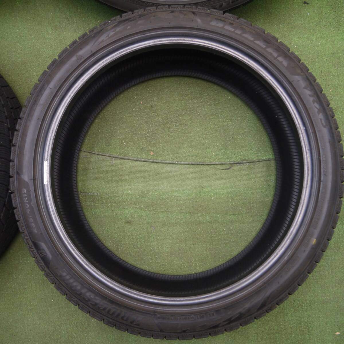 バリ溝！21年！9.5分★スタッドレス 235/40R19 ブリヂストン ブリザック VRX3 タイヤ クラウン カムリ等★4022904KKスタ