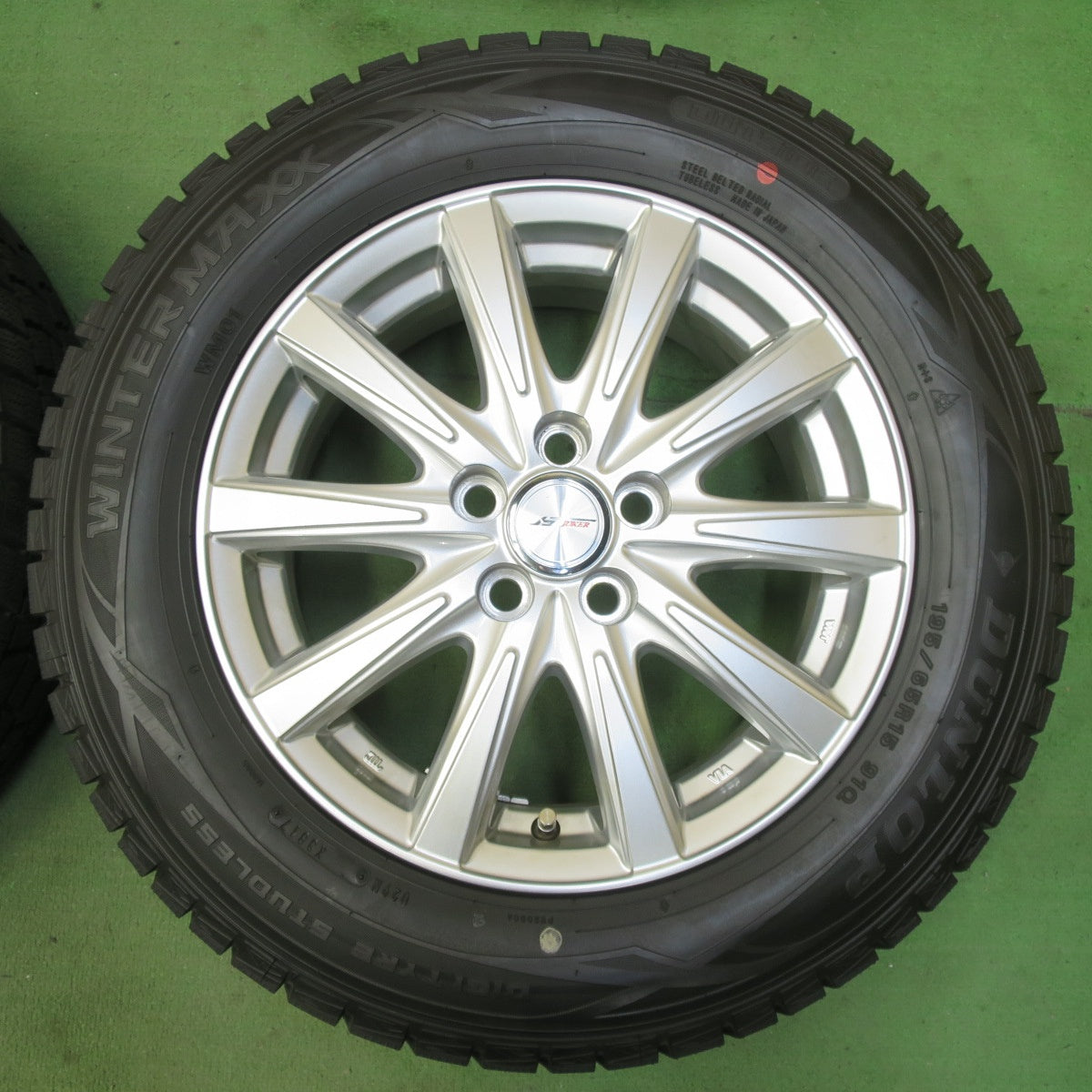 バリ溝！キレイ！ほぼ10分★プリウス 等 195/65R15 スタッドレス ダンロップ ウインターマックス WM01 JOKER ジョーカー 15インチ PCD100/5H★5071203イス