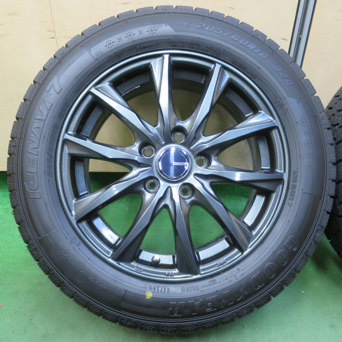 バリ溝！24年！キレイ！ほぼ10分★スタッドレス 205/60R16 グッドイヤー アイスナビ7 D.O.S. DOS 16インチ PCD114.3/5H★5070606イス