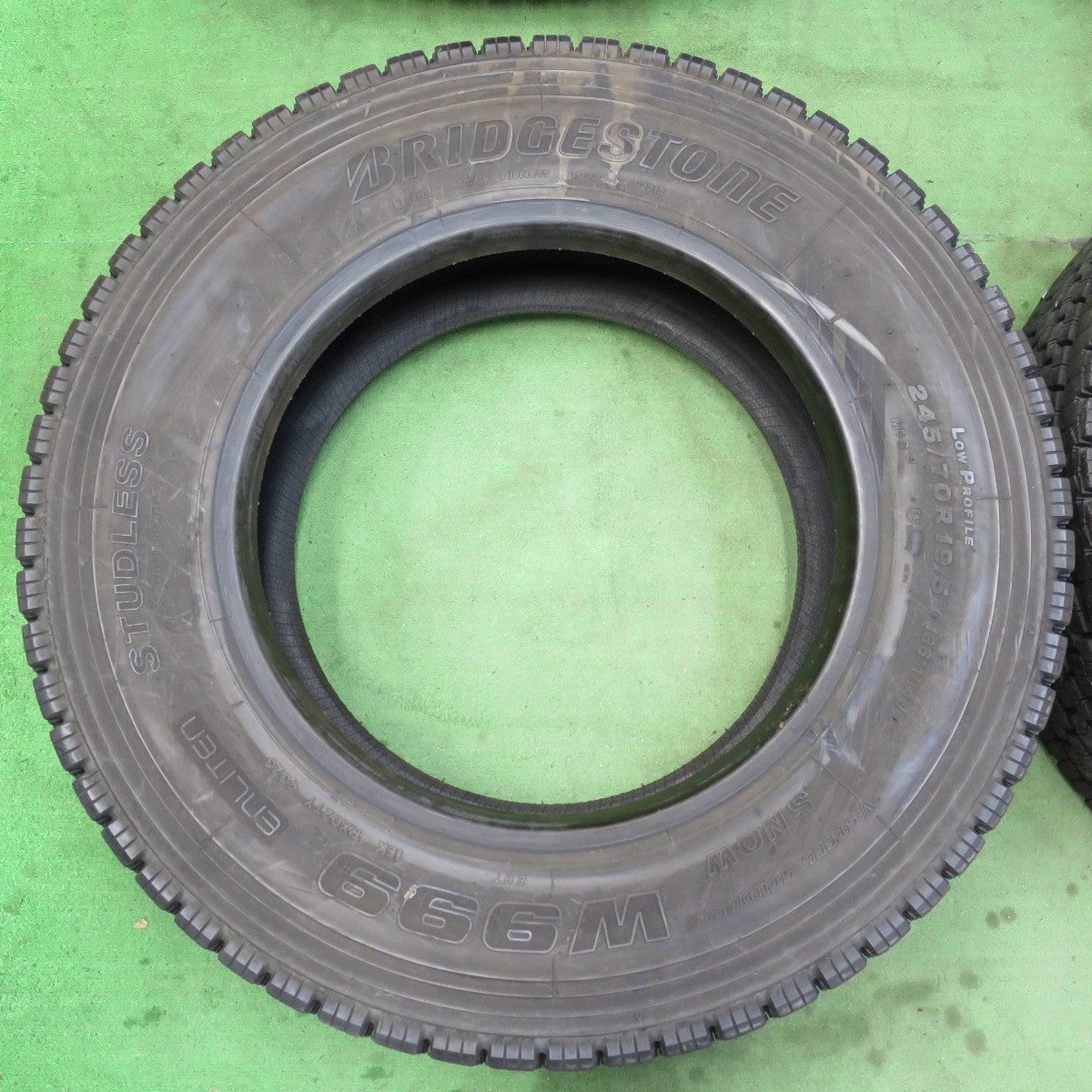 バリ溝！23年！9.5分★トラック タイヤ 245/70R19.5 136/134J スタッドレス ブリヂストン W999 19.5インチ★5041802イスタ