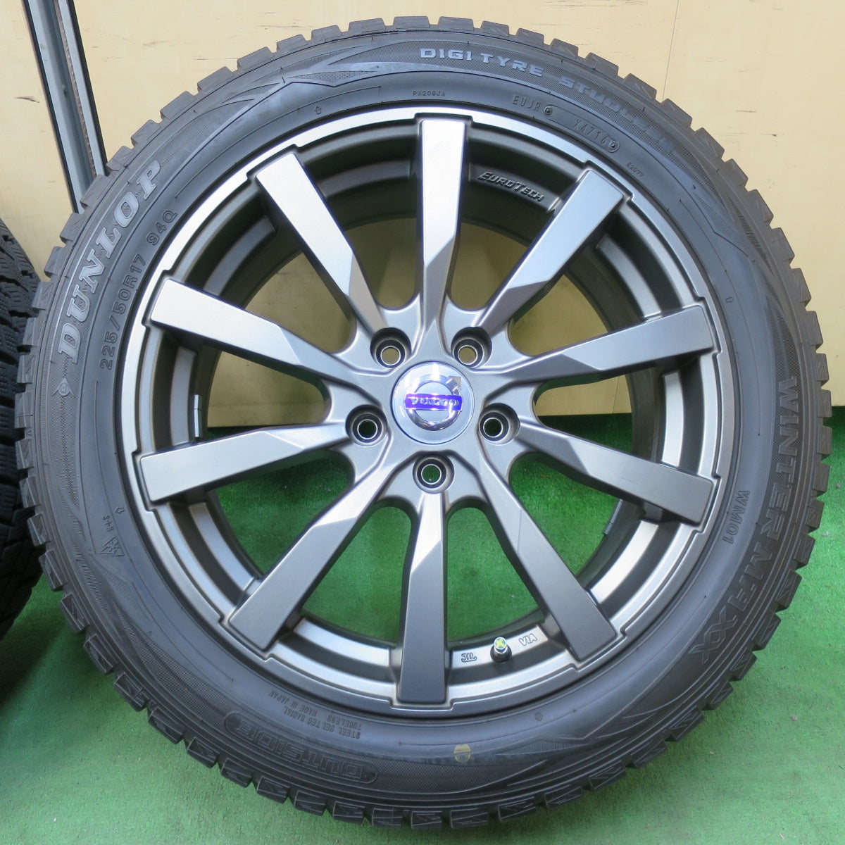 [送料無料] バリ溝！キレイ！9分★ボルボ 等 EUROTECH 225/50R17 スタッドレス ダンロップ ウインターマックス WM01 ユーロテック 17インチ PCD108/5H★5012512イス