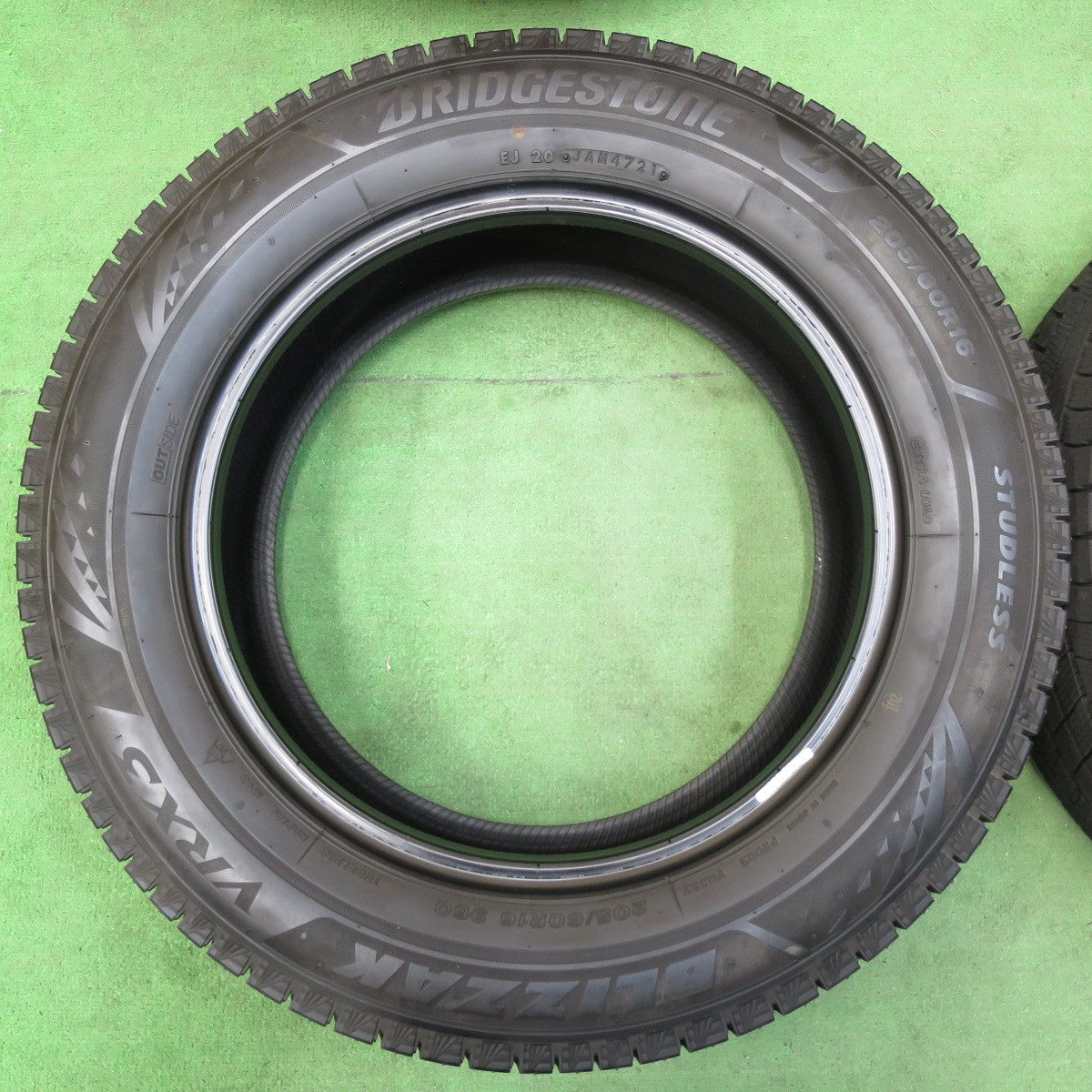 [送料無料] バリ溝！21年！ほぼ10分★スタッドレス 205/60R16 ブリヂストン ブリザック VRX3 タイヤ 16インチ ノア ヴォクシー 等★4112903イスタ