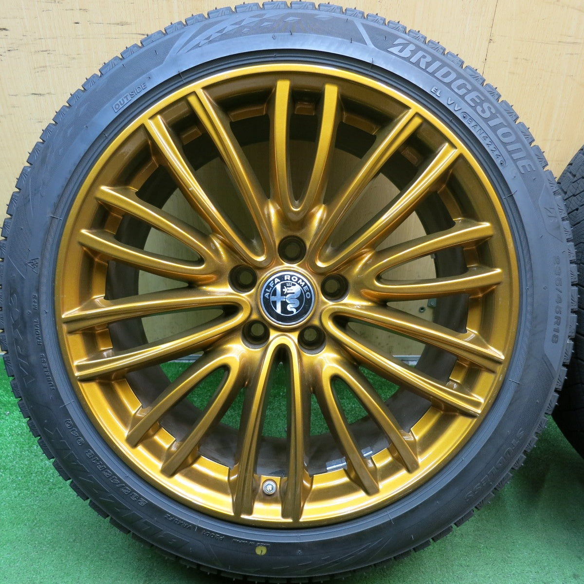 バリ溝！24年！キレイ！9分◎アルファロメオ ジュリア ヴェローチェ 純正 235/45R18 スタッドレス ブリヂストン ブリザック VRX3 ゴールド 18インチ PCD110/5H◎6092603HAス