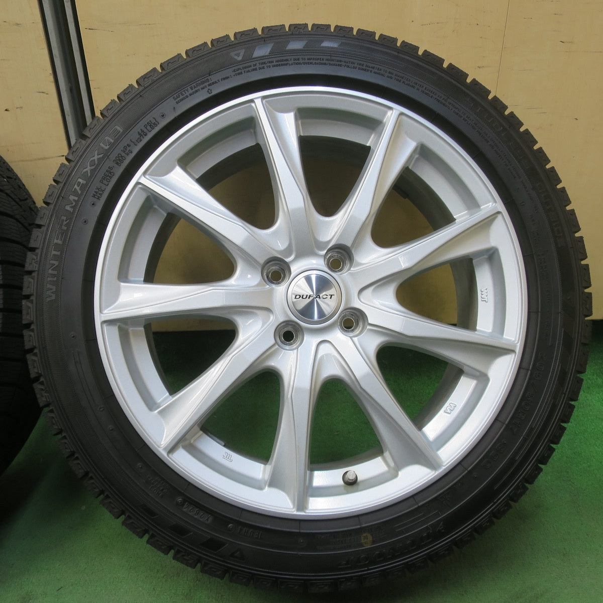 バリ溝！24年！キレイ！9.5分以上★スタッドレス 205/50R17 ダンロップ ウインターマックス 03 DUFACT デュファクト 17インチ PCD100/4H★6031105イス
