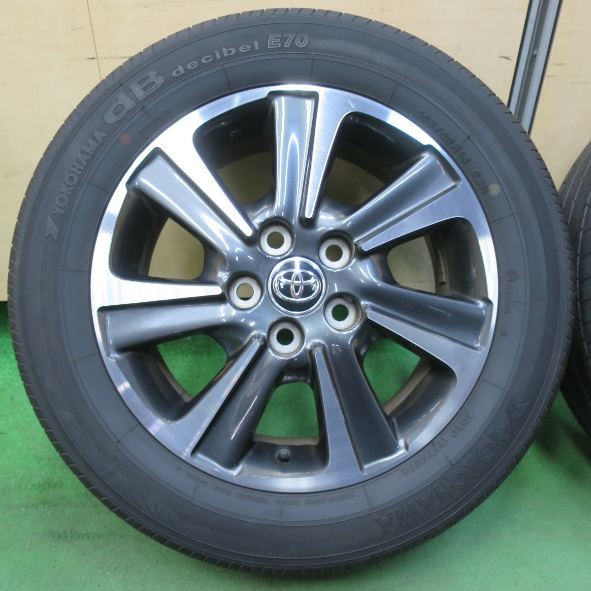 [送料無料] キレイ★トヨタ 80系 ヴォクシー ノア 純正 205/60R16 ヨコハマ dB デシベル E70 E70A 16インチ PCD114.3/5H★5031807イノ