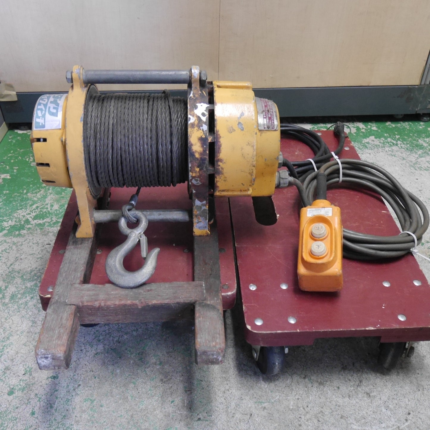 [送料無料] ☆新ダイワ マイティ ウインチ SW-120 120kg リモコン付き 電動 ウィンチ 単相 100V 工具 吊り 上げ 巻き 上げ ウィンチ 運搬 荷運び☆