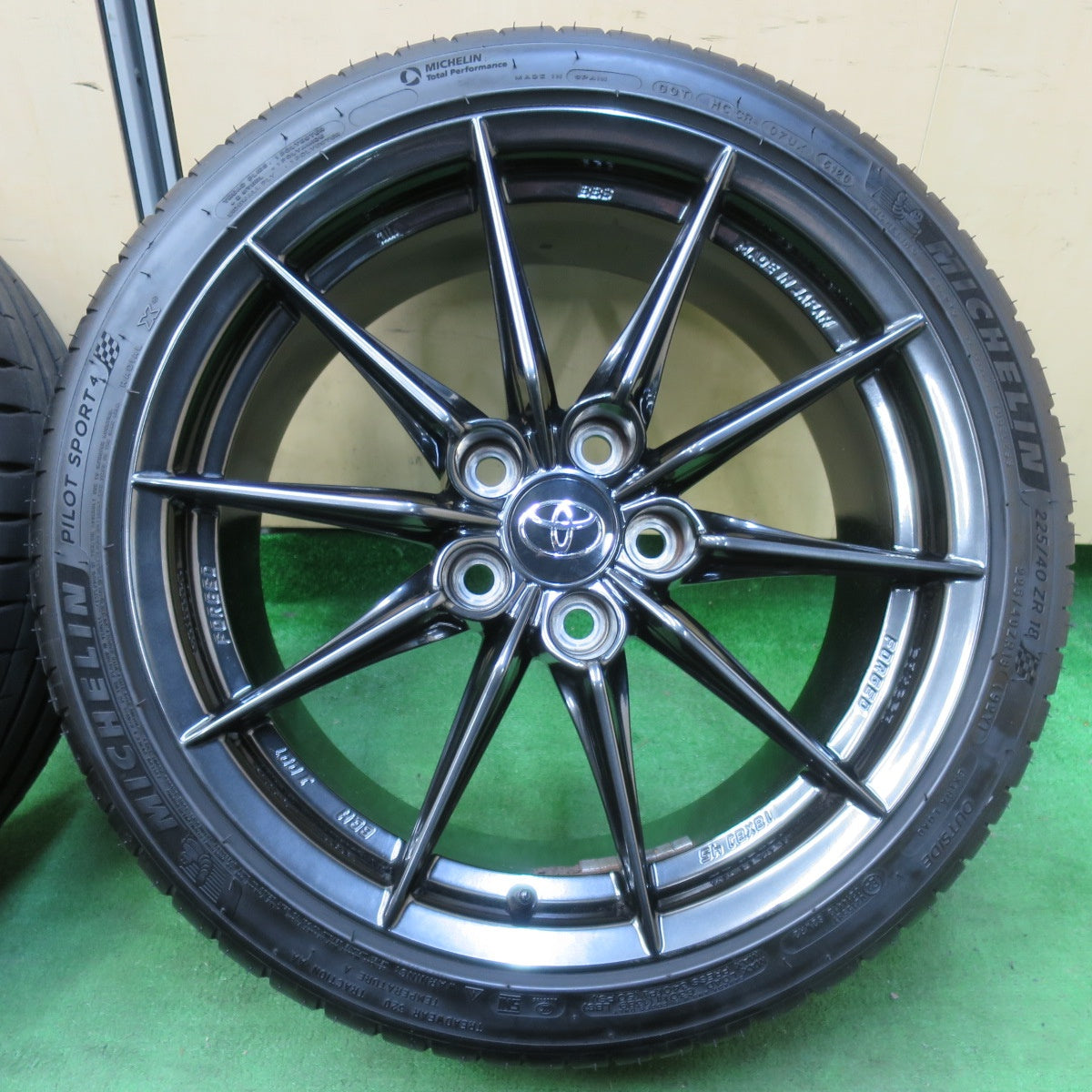 [送料無料] バリ溝！21年！8.5分★トヨタ GR ヤリス RZハイパフォーマンス 純正 BBS 225/40R18 ミシュラン パイロットスポーツ4 PCD114.3/5H★4101301イノ