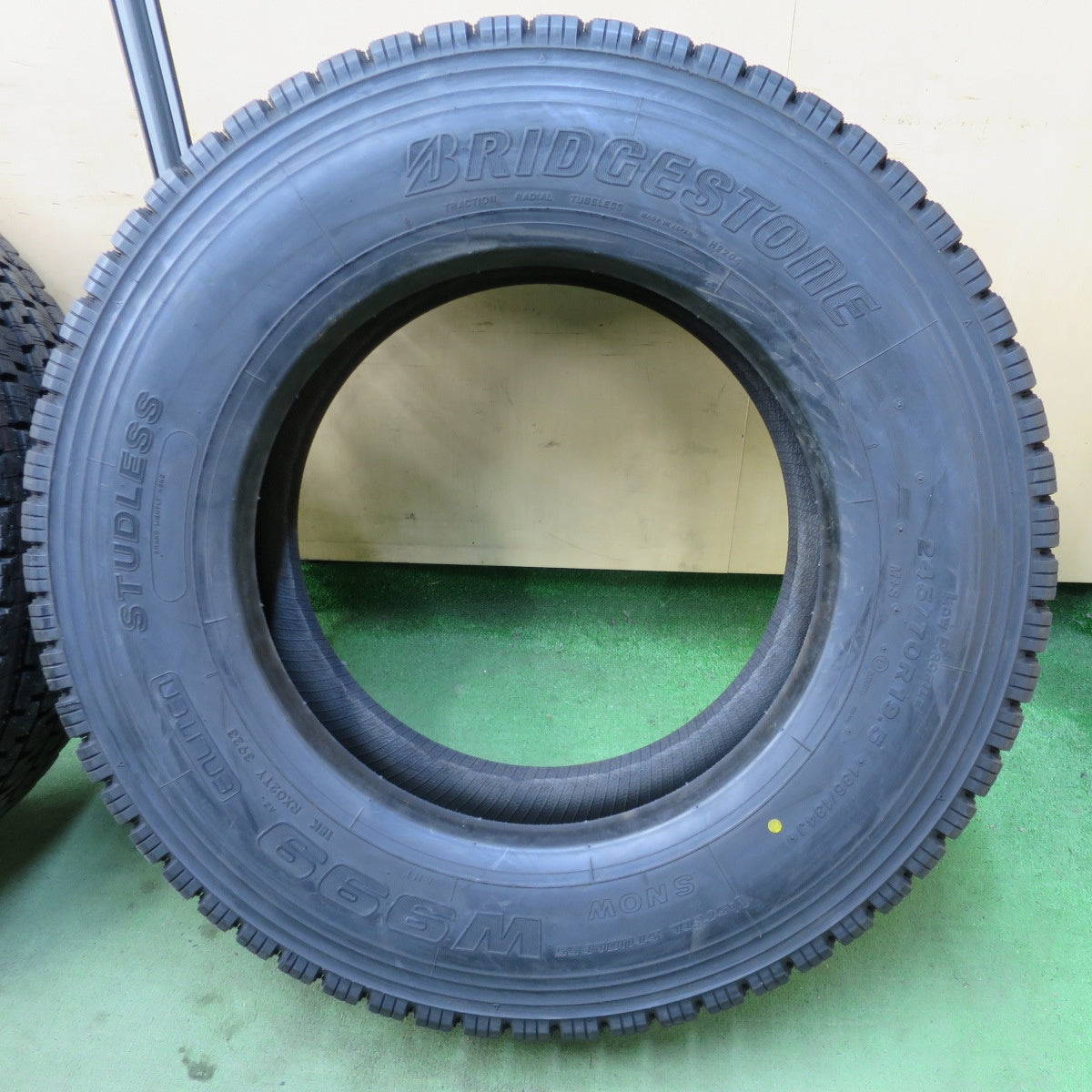 未使用！23年！2本★トラック タイヤ 245/70R19.5 136/134J スタッドレス ブリヂストン W999 19.5インチ★6030704ナスタ