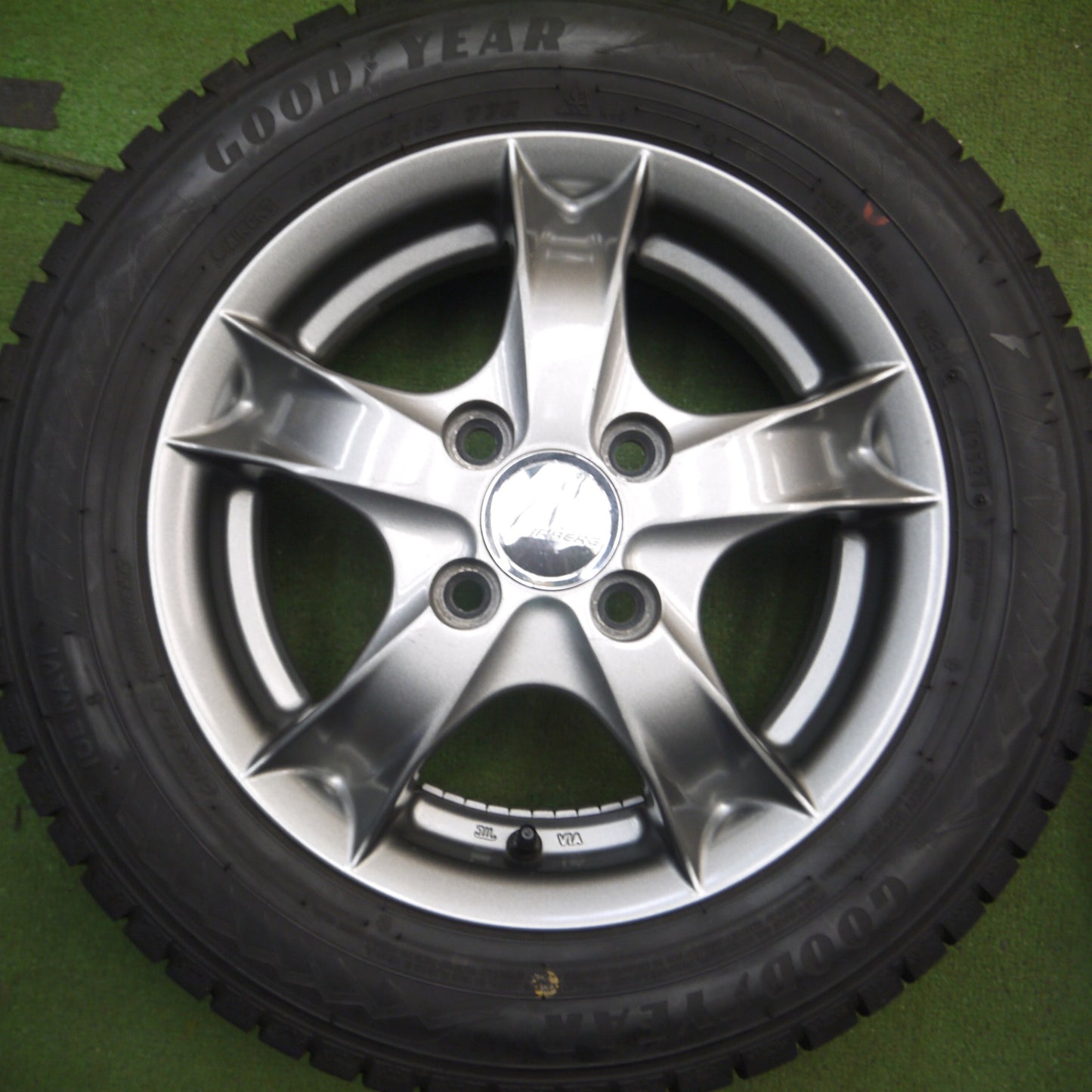 *送料無料* バリ溝！21年！9.5分以上★スタッドレス 165/65R13 グッドイヤー アイスナビ8 AIRBERG エアベルグ 13インチ PCD100/4H★4060707Hス