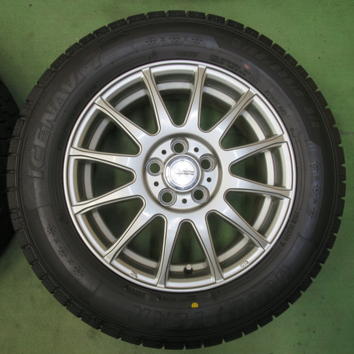 バリ溝！24年！キレイ！9.5分★プリウス 等 195/65R15 スタッドレス グッドイヤー アイスナビ7 ravrion LUMIERE ラブリオン 15インチ PCD100/5H★6032310イス