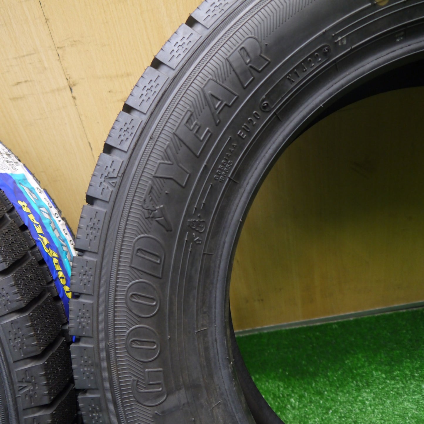 未使用！22年！2本★スタッドレス 205/60R16 グッドイヤー アイスナビ7 タイヤ 16インチ ノア ヴォクシー プリウスα ステップワゴン 等★5110706Hスタ