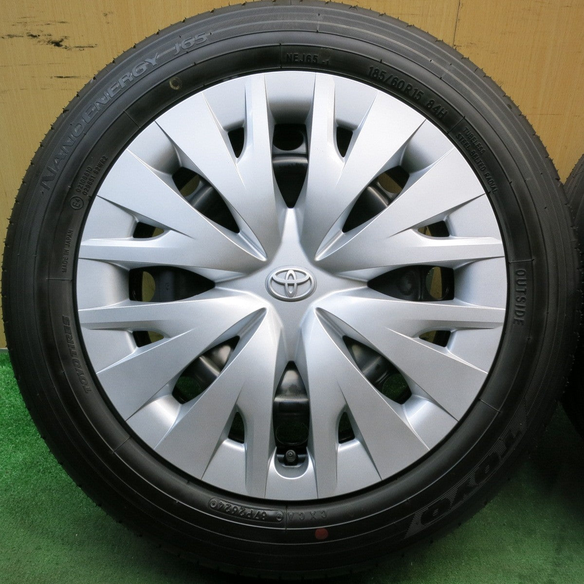新車外し！24年★トヨタ ヤリス 純正 スチール 185/60R15 トーヨー ナノエナジー J65 15インチ PCD100/4H★5080905HAノ