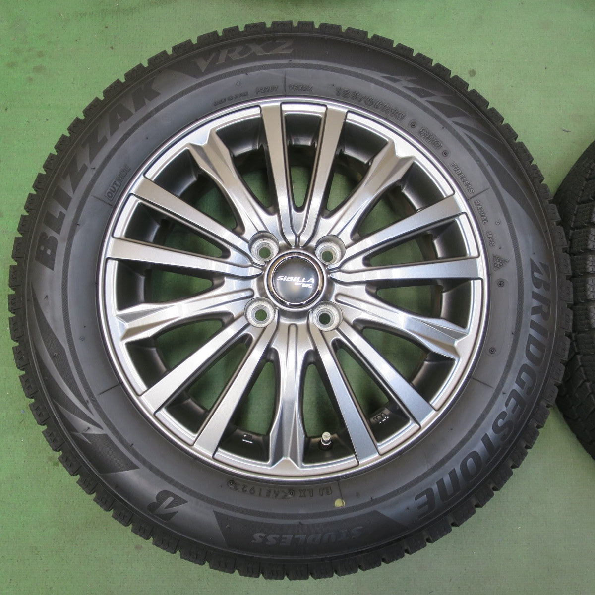 バリ溝！23年！キレイ！9.5分★スタッドレス 185/65R15 ブリヂストン ブリザック VRX2 SIBILLA NEXT W5 シビラ ネクスト 15インチ PCD100/4H★6042809イス