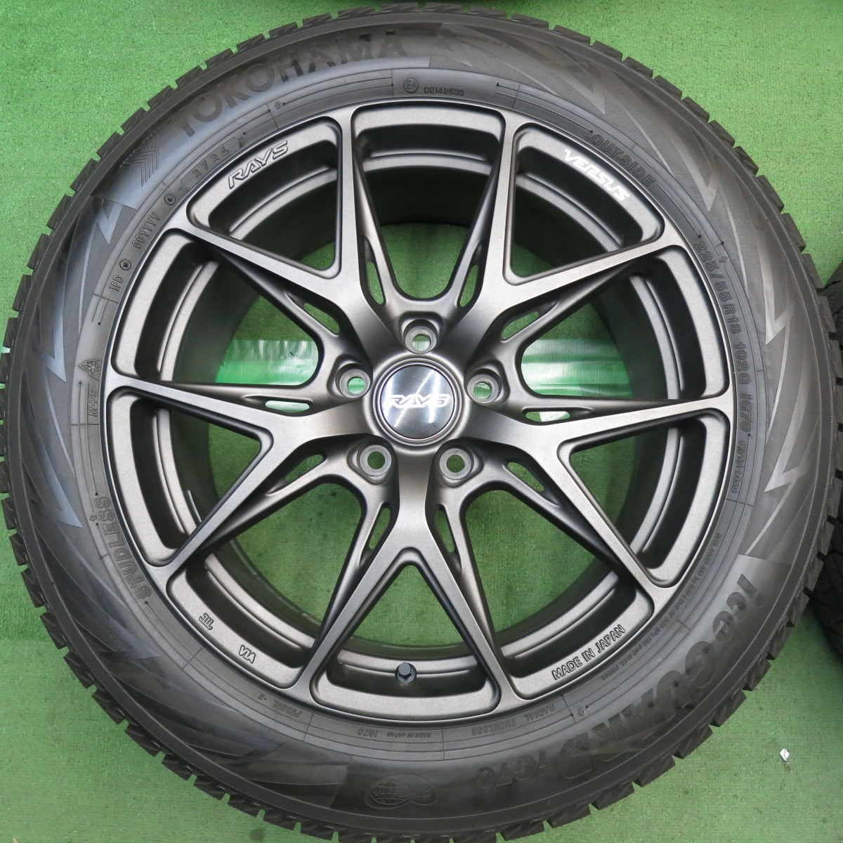 バリ溝！24年！キレイ！9.5分以上◎RAYS VERSUS VV21S 225/55R18 スタッドレス ヨコハマ アイスガード iG70 レイズ ベルサス 18インチ PCD114.3/5H◎6091301HAス