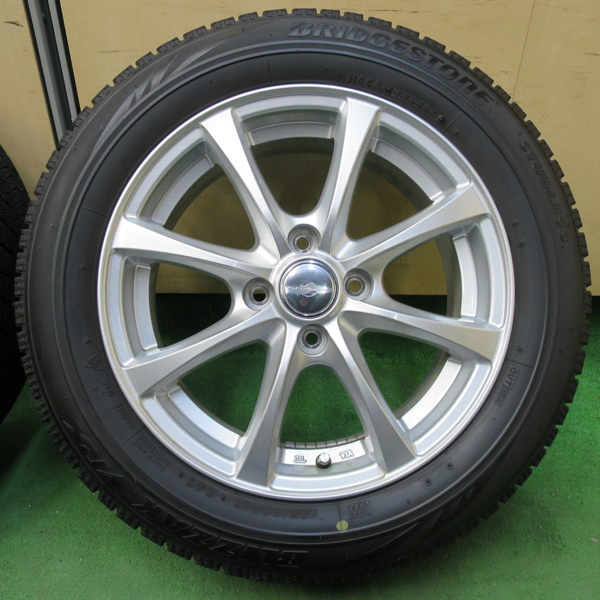 [送料無料] キレイ★スタッドレス 185/60R15 ブリヂストン ブリザック VRX ENERGY LINE エナジーライン 15インチ PCD100/4H★5012105イス