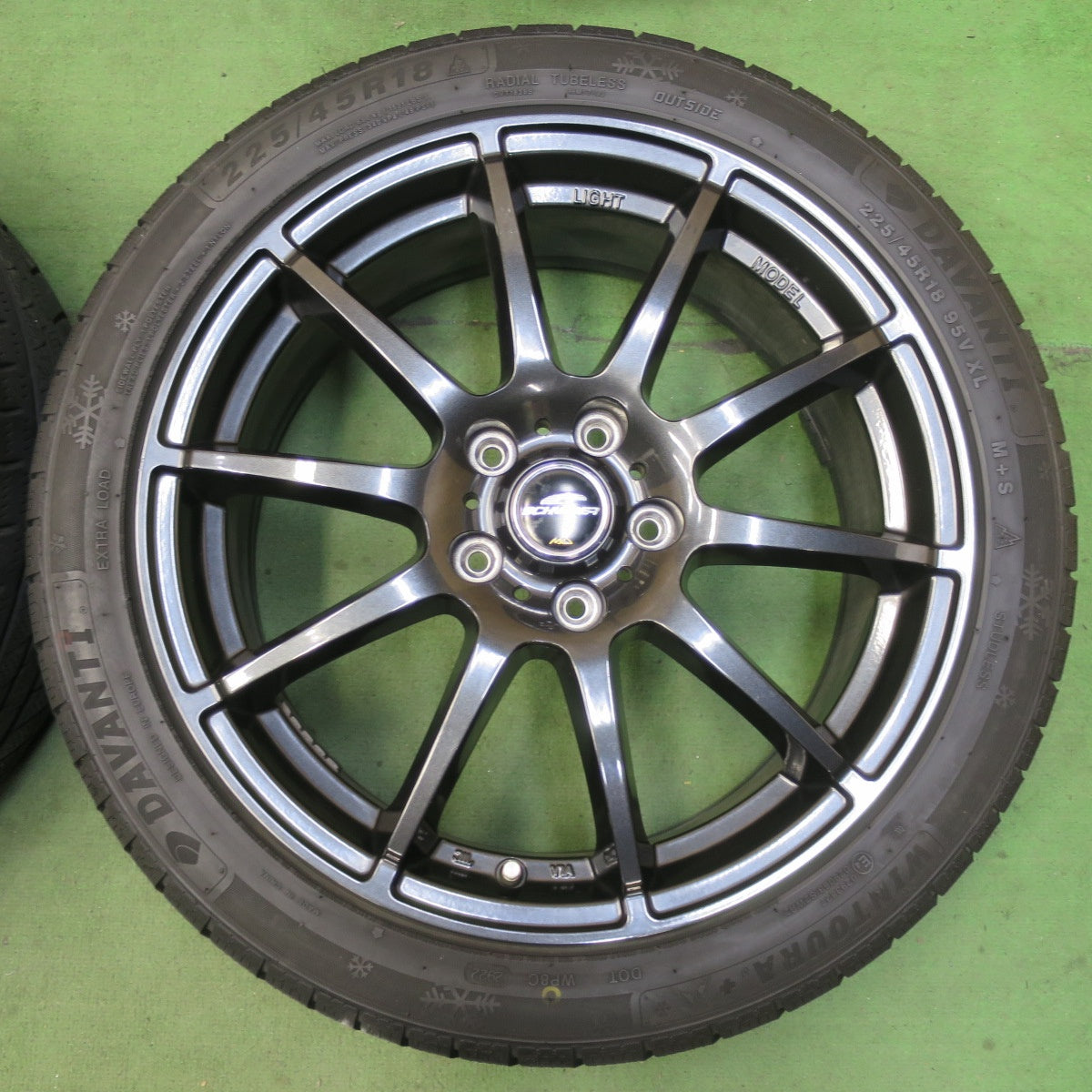 バリ溝！22年！8.5分★スタッドレス 225/45R18 ダヴァンティ WINTOURA+ SCHNEIDER MiD シュナイダー 18インチ PCD114.3/5H★5100902イス