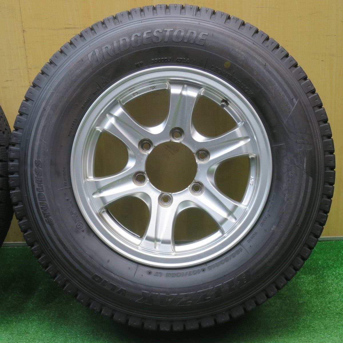 バリ溝！24年！9.5分★KEELER 195/80R15 107/105N スタッドレス ブリヂストン ブリザック VL10 キーラー 15インチ PCD139.7/6H★5112404NJス