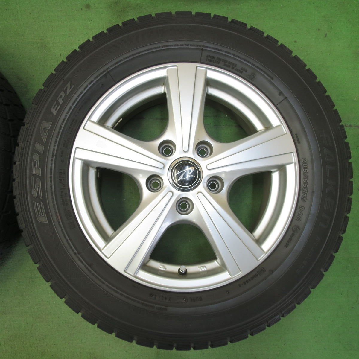 バリ溝！8.5分★スタッドレス 205/65R15 ファルケン エスピア EPZ Treffer トレファー 15インチ PCD114.3/5H★5052705イス