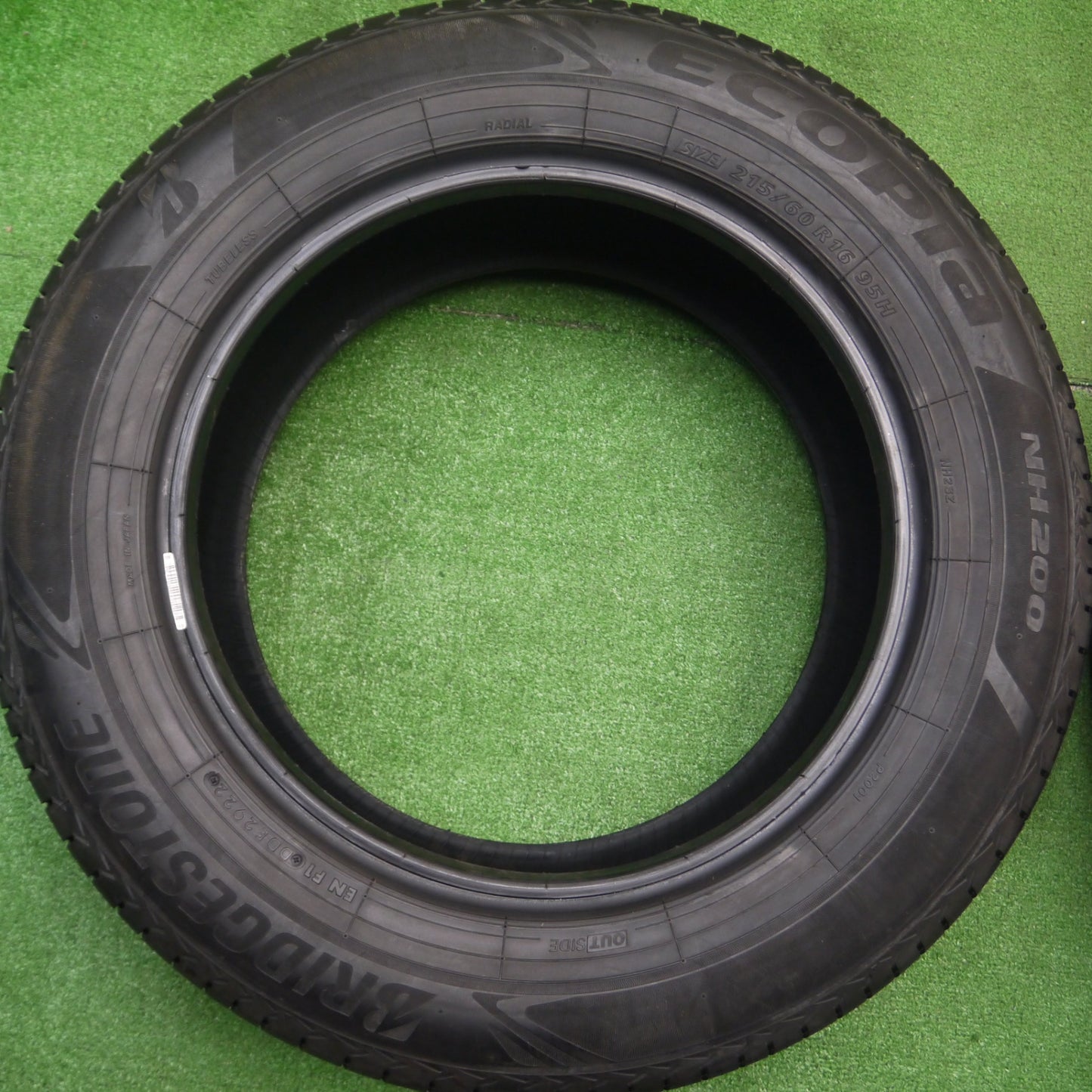 [送料無料] バリ溝！22年！9.5分★215/60R16 ブリヂストン エコピア NH200 タイヤ 16インチ CX-3 ヴェゼル エスティマ 等★4110608Hノタ