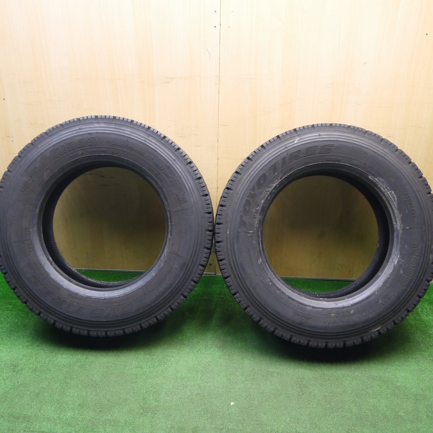バリ溝！24年！9.5分！2本★トラック タイヤ 245/70R19.5 136/134J スタッドレス トーヨー M939 19.5インチ★5121216Hスタ