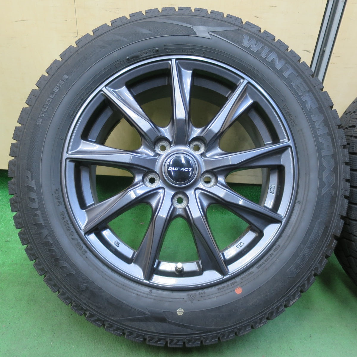 バリ溝！22年！キレイ！9.5分★スタッドレス 215/60R16 ダンロップ ウインターマックス WM02 DUFACT デュファクト 16インチ PCD114.3/5H★5043004イス