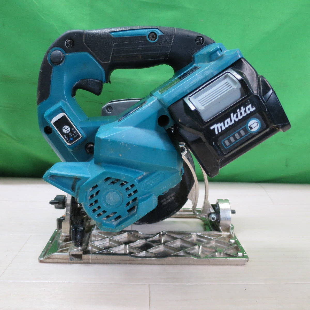 [送料無料] ☆マキタ 125mm 充電式 マルノコ HS008G 電動 工具 切断機 丸のこ 丸ノコ 丸鋸 makita バッテリー BL4025☆