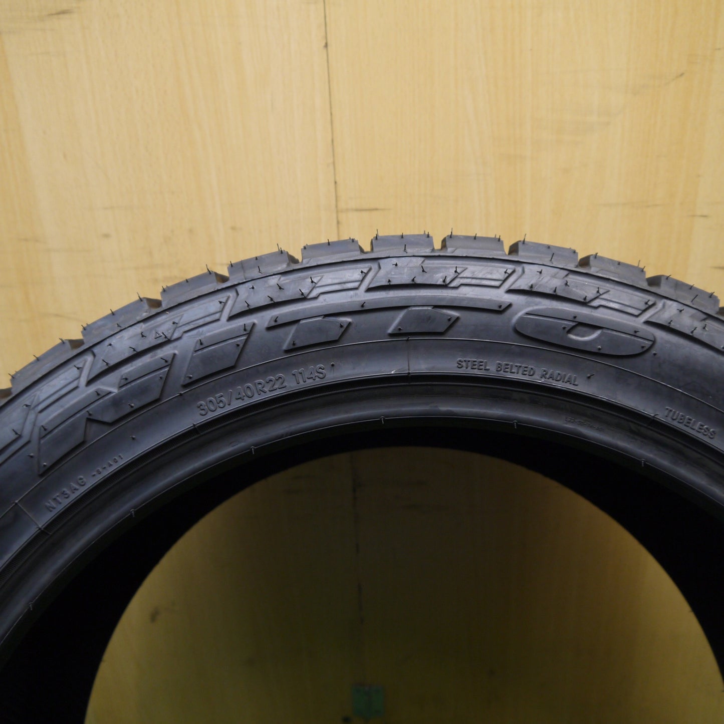 未使用！24年！1本★305/40R22 ニットー RECON GRAPPLER A/T タイヤ 22インチ ランクル 100 200 等★5081808Hノタ