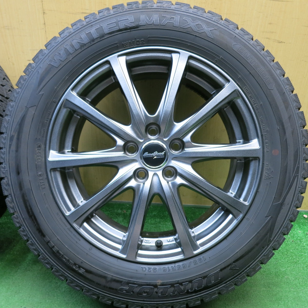 バリ溝！キレイ！9.5分◎ライズ ロッキー 等 195/65R16 スタッドレス ダンロップ ウインターマックス WM02 EuroSpeed MANARAY SPORT ユーロスピード マナレイ スポーツ 16インチ PCD100/5H◎6071210HAス