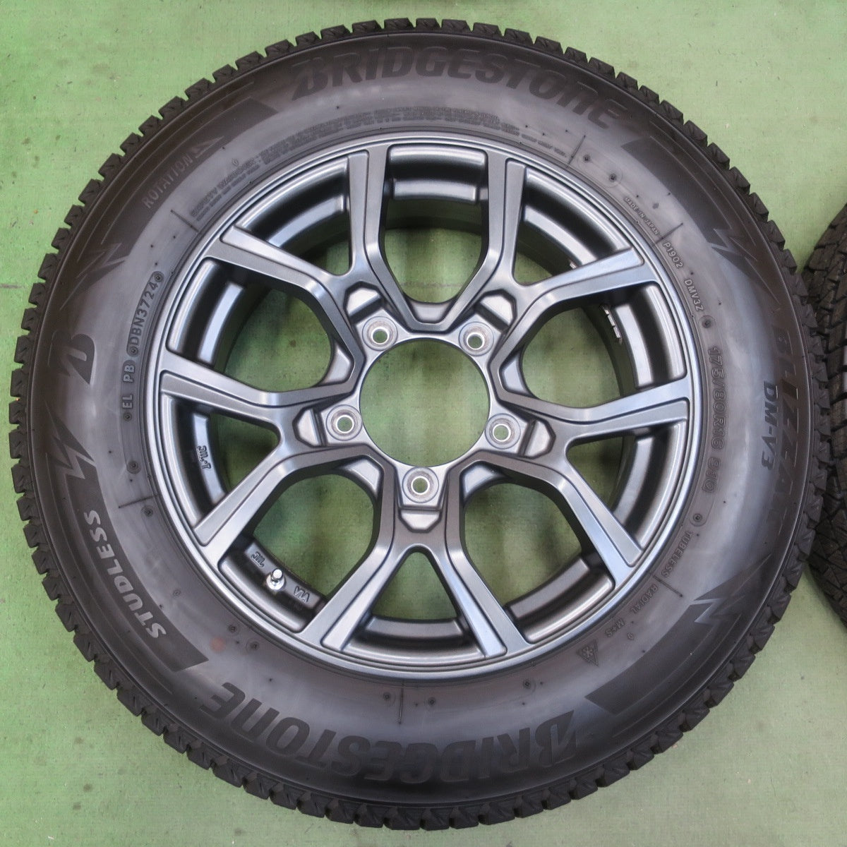 バリ溝！24年！キレイ！9分★スタッドレス 175/80R16 ブリヂストン ブリザック DM-V3 KAZERA H301 カゼラ 16インチ PCD139.7/5H★6060906イス