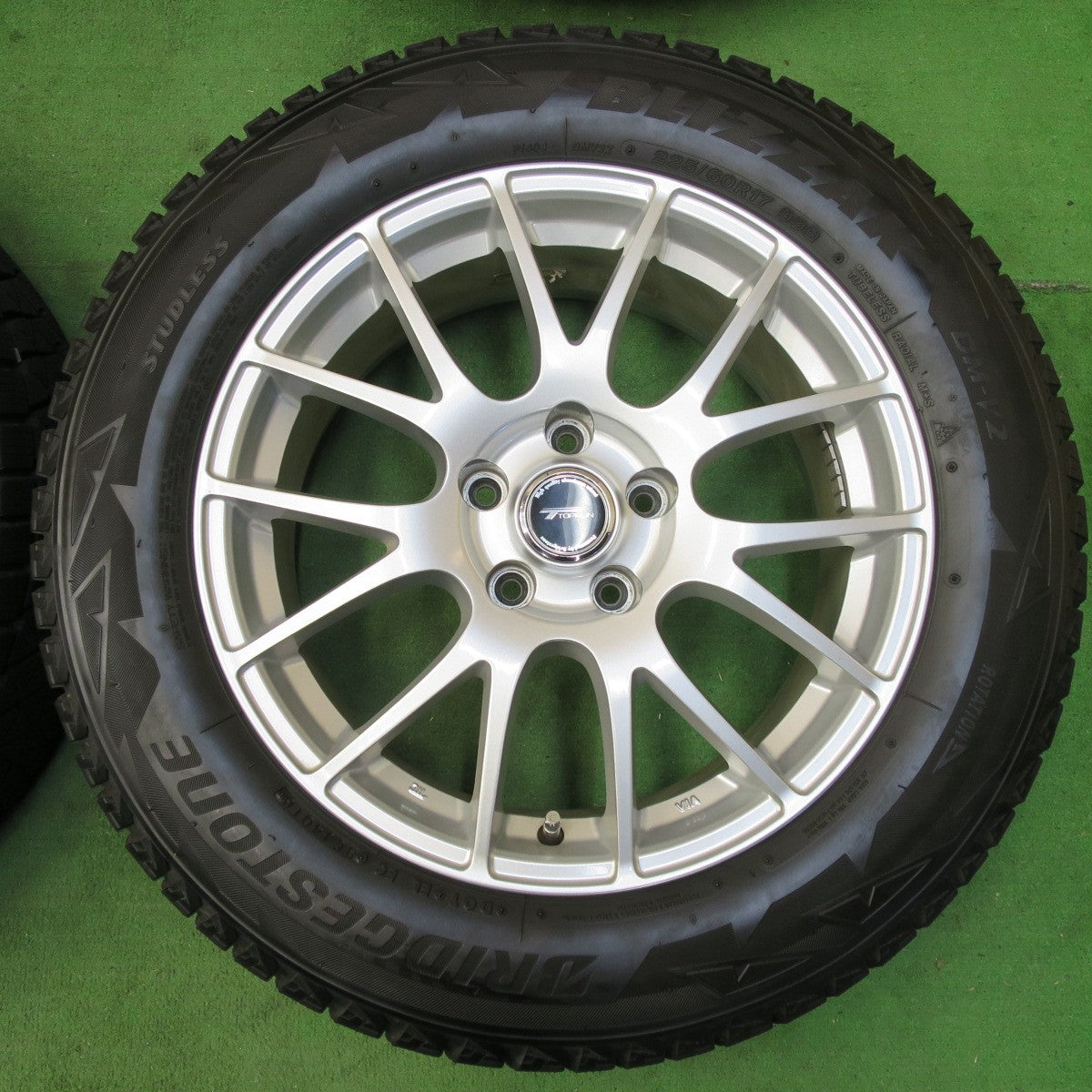 [送料無料] バリ溝！キレイ！8.5分★スタッドレス 225/60R17 ブリヂストン ブリザック DM-V2 TOPRUN トップラン 17インチ PCD114.3/5H★4103010イス