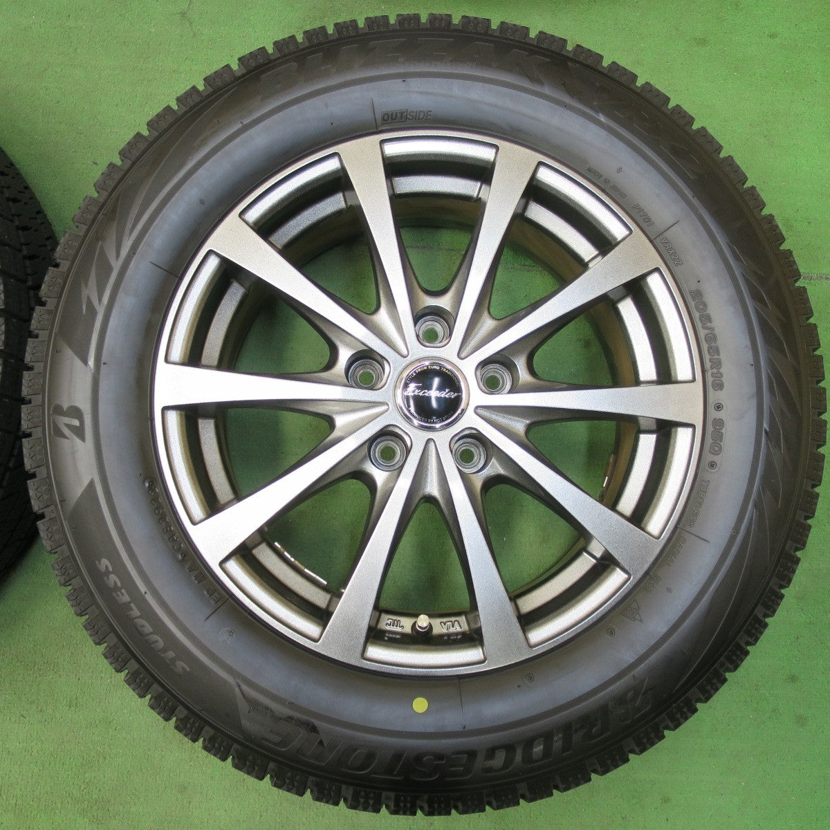 [送料無料] バリ溝！22年！キレイ！9.5分★スタッドレス 205/65R16 ブリヂストン ブリザック VRX2 Exceeder エクシーダー 16インチ PCD114.3/5H★5031504イス