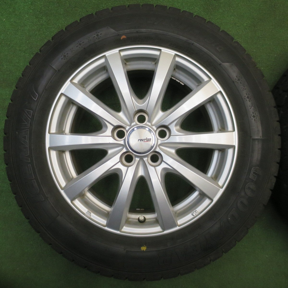 バリ溝！キレイ！8.5分★プリウス 等 195/65R15 スタッドレス グッドイヤー アイスナビ7 ravrion RS01 ラブリオン 15インチ PCD100/5H★6022001NJス