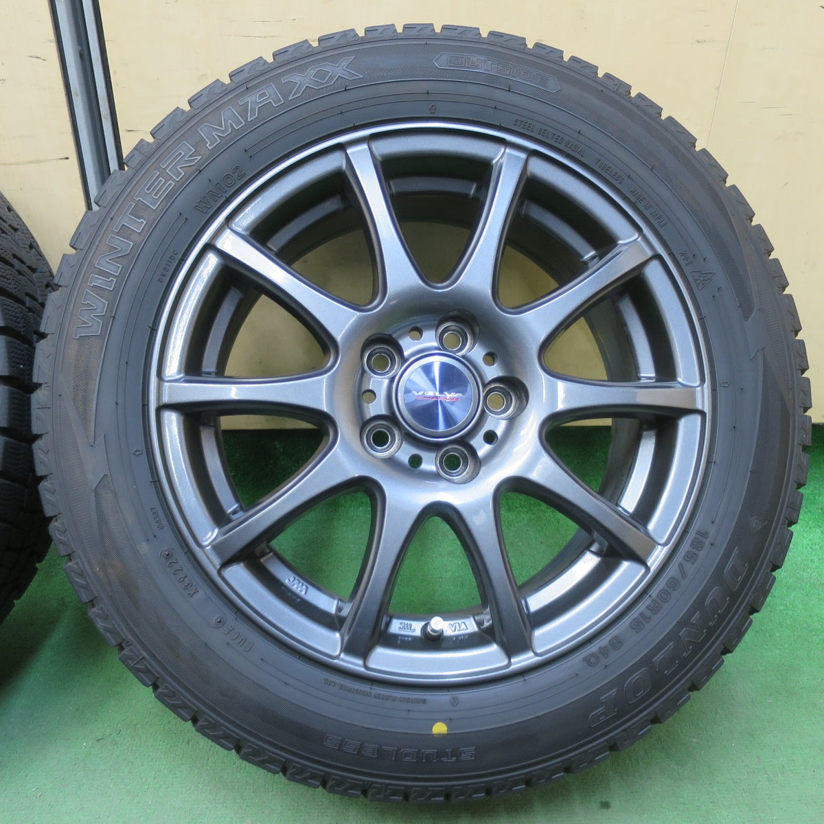 バリ溝！22年！キレイ！9.5分★シエンタ 等 185/60R15 スタッドレス ダンロップ ウインターマックス WM02 VELVA CHARGE ヴェルヴァ チャージ 15インチ PCD100/5H★5111205イス