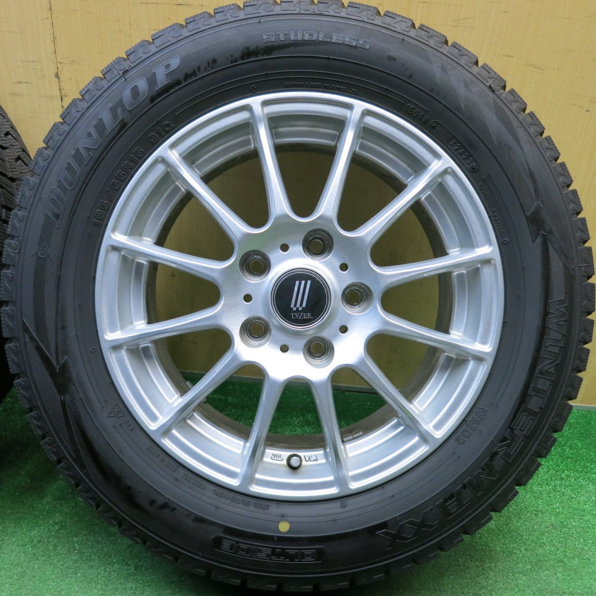 バリ溝！23年！9.5分★スタッドレス 195/65R15 ダンロップ ウインターマックス WM02 LYZER ライザー 15インチ PCD114.3/5H★6012204HAス