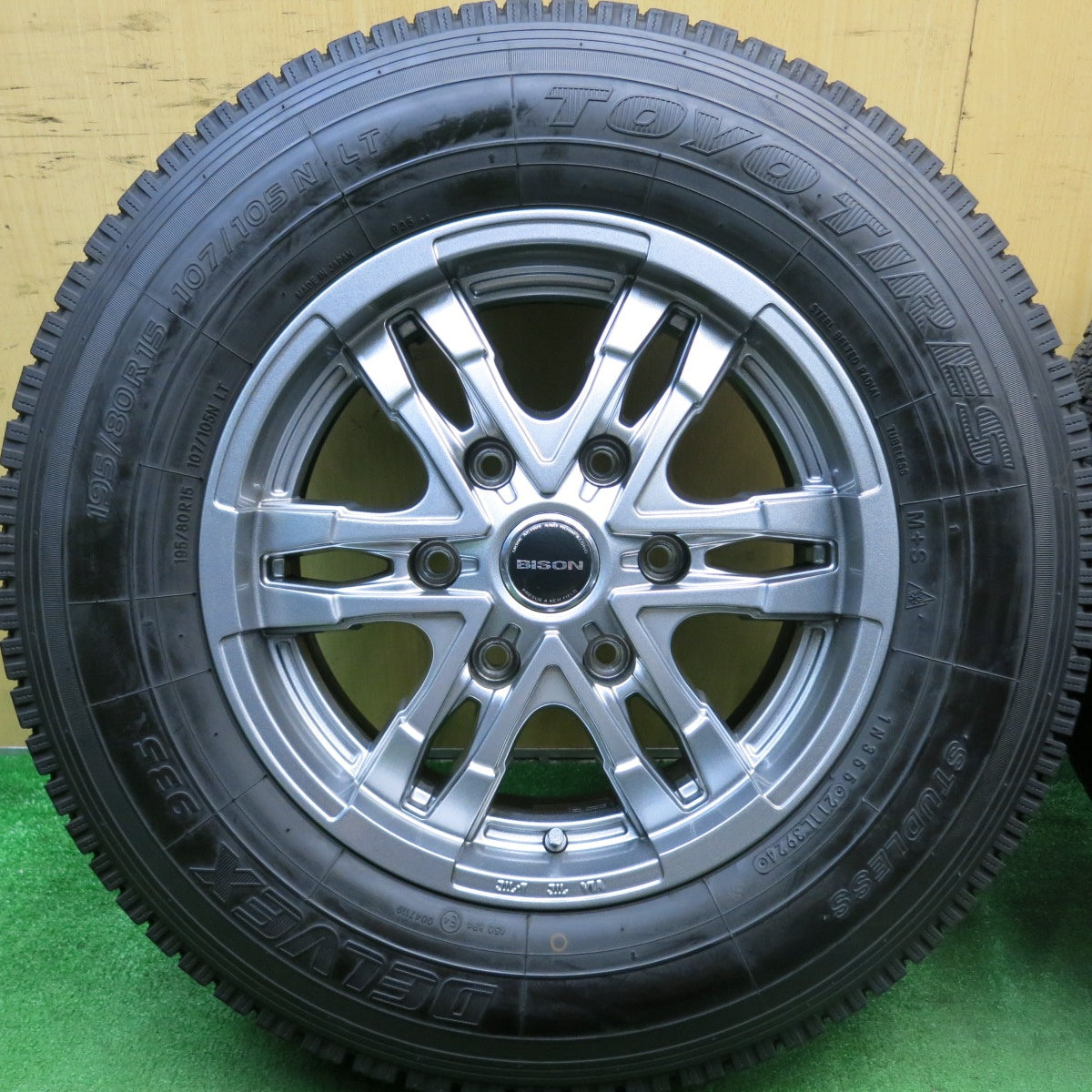 バリ溝！24年！キレイ！9.5分★ハイエース 等 195/80R15 107/105N トーヨー デルベックス 935 BISON BN-03 バイソン 15インチ PCD139.7/6H★5071903HAス