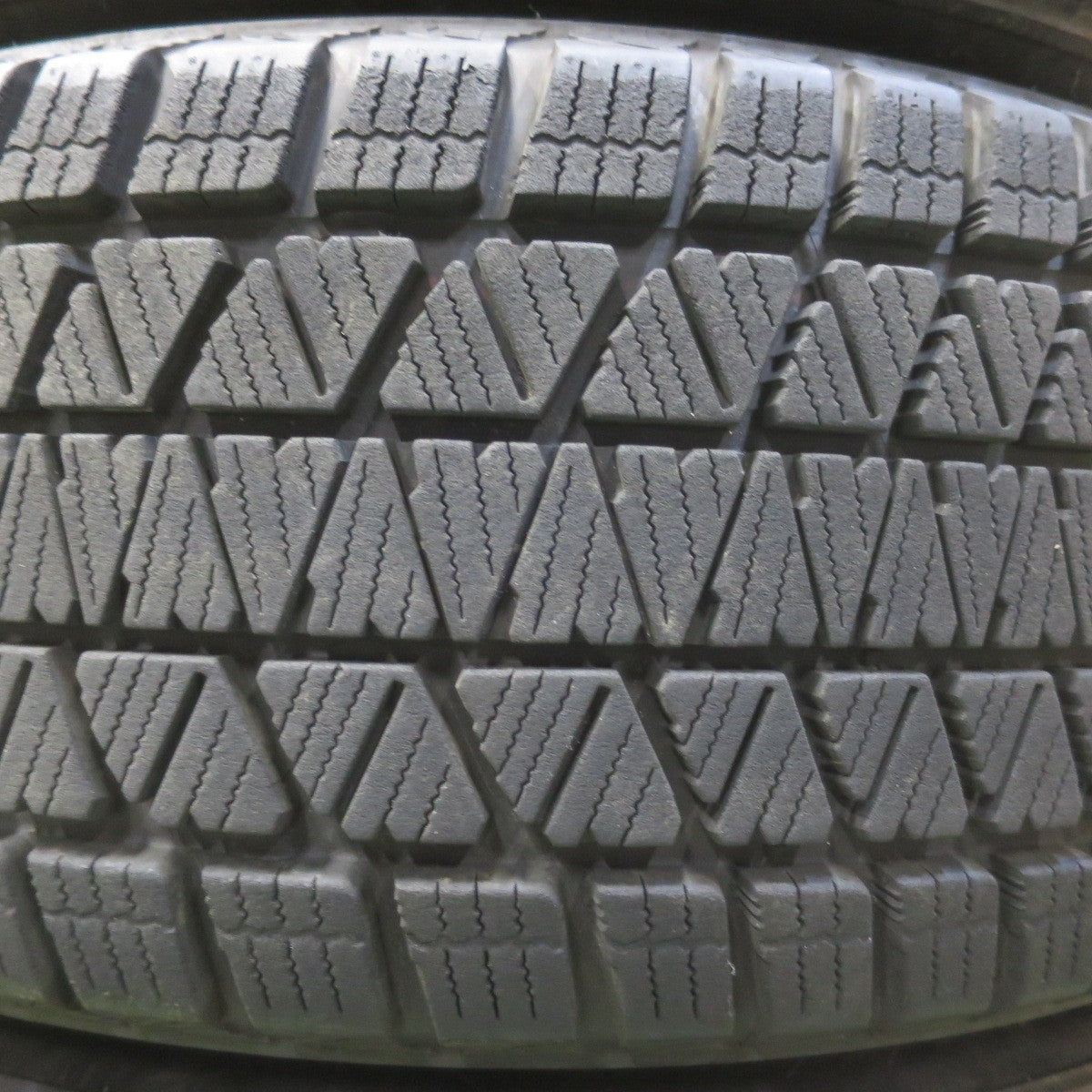 バリ溝！22年！9.5分◎スタッドレス 225/60R17 ブリヂストン ブリザック DM-V3 Slayer 社外 アルミ 17インチ PCD114.3/5H◎6062001イス