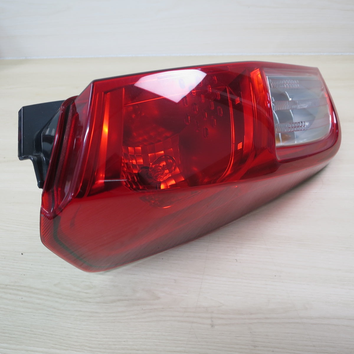 左右セット！キレイ♪三菱 eKスペース B11A 1146-398L テールランプ テールライト テールレンズ 型式 不明 カー パーツ♪ [送料無料]