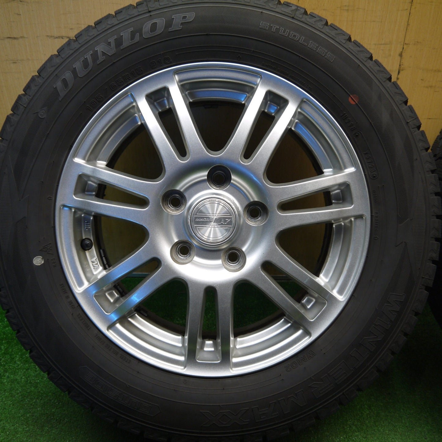 バリ溝！23年！キレイ！9.5分★スタッドレス 195/65R15 ダンロップ ウインターマックス WM02 MACBES MA7 マクベス 15インチ PCD114.3/5H★6021303Hス