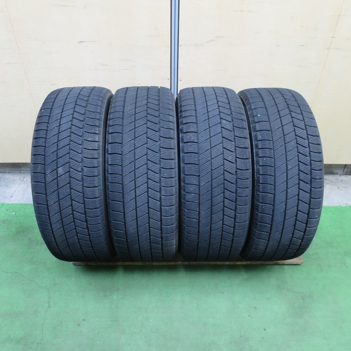 バリ溝！24年！9.5分★スバル エクシーガ クロスオーバー7 純正 215/50R17 スタッドレス ブリヂストン ブリザック VRX3 17インチ PCD100/5H★6021808TTス