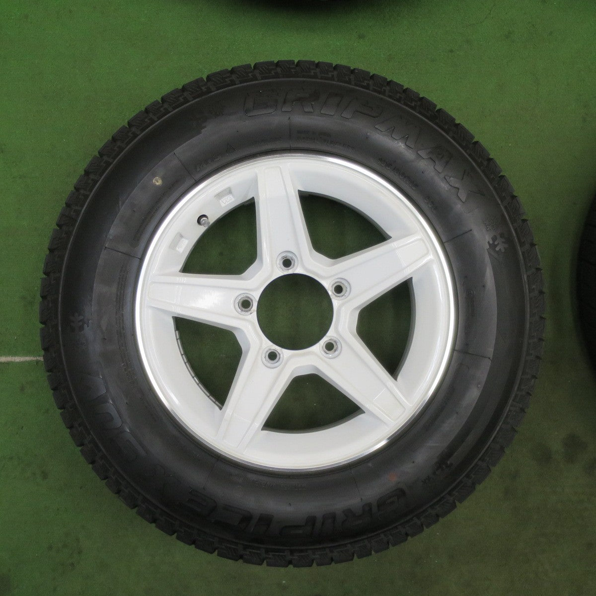 バリ溝！23年！キレイ！9.5分★ジムニー シエラ 等 195/80R15 スタッドレス グリップマックス GRIP ICE SUV 社外 アルミ 15インチ PCD139.7/5H★6042701TTス