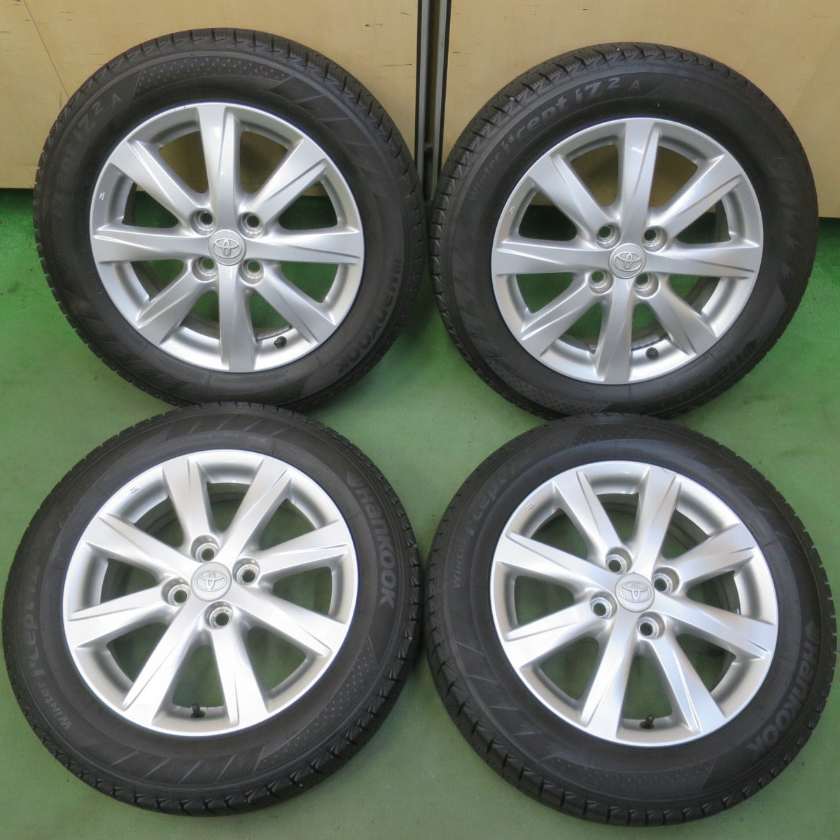 ほぼ未使用！25年◎トヨタ アクア 純正 175/65R15 スタッドレス ハンコック ウインター アイセプト IZ2A 15インチ PCD100/4H◎6070106イス