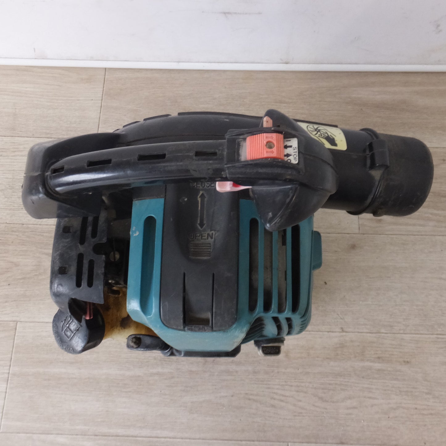 [送料無料] 岐阜発★マキタ makita エンジンブロワ集じん機 EUB4250　24.5mL 10.1m3/min　吹飛ばし 吸い込み ストローク★