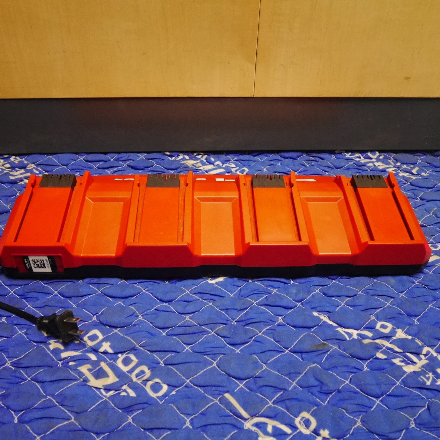 [送料無料] ☆HILTI ヒルティ マルチ チャージャー 4個口 充電器 C4/36-MC4 01 7.2V-36V 電動 工具に 100V①☆